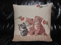 Grand coussin avec 3 chats